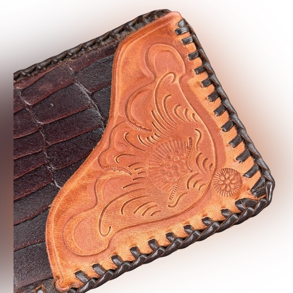 Vintage Hand-Tooled Leather tan and dark brown men’s bi-fold wallet. - Picture 7 of 7